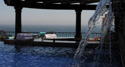 Spacious 4 BR sunset beach ocean home with infinity pool, Whale watch, Golf