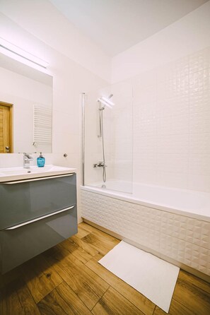 Combined shower/bathtub, hair dryer, towels, soap
