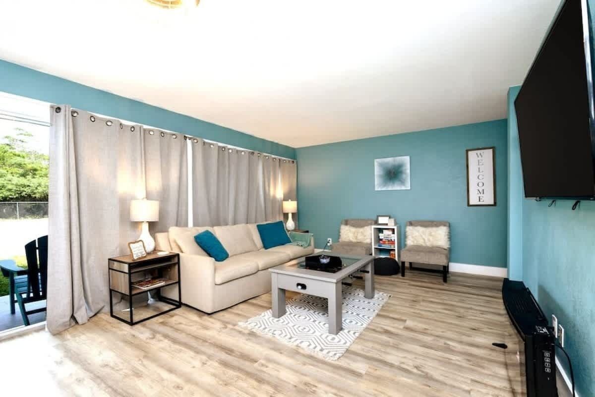 Televisión, chimenea y oficina 