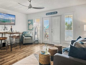 TV, offices - Sunrise Destination-Hot Tub&Heated Pool-Beach View (Destin)