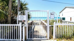 Una entrada cerrada con acceso restringido a propiedad privada.