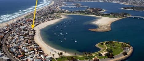 Na praia, espreguiçadeiras, toalhas de praia