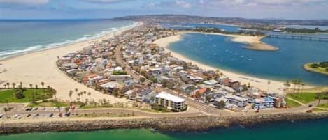 PĂ„ stranden, solstolar och strandhanddukar