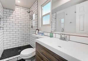 Combined shower/tub, hair dryer, towels, soap - Family friendly Condo Steps to Sand (San Diego)