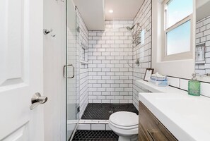 Combined shower/bathtub, hair dryer, towels, soap