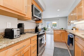 Réfrigérateur, four à micro-ondes, un four, surface de cuisson
