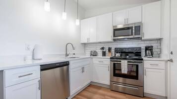 Lemari es, microwave, oven, dan kompor