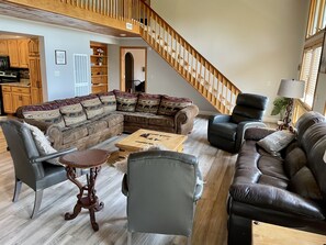 Téléviseur connecté, foyer, table de baby-foot, chaîne audio