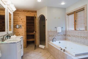 Combined shower/bathtub, jetted bath, hair dryer, towels - Sleeps 24 -Douglas Lake Access - Boat dock - Game Room - Family Fun! (Dandridge)