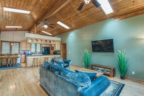 Téléviseur connecté, foyer, table de baby-foot, chaîne audio