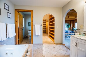 Combined shower/bathtub, jetted bath, hair dryer, towels - Sleeps 24 -Douglas Lake Access - Boat dock - Game Room - Family Fun!  (Dandridge)