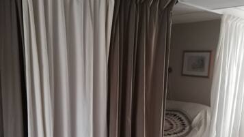 2 chambres, bureau, fer et planche Ă repasser, lit parapluie