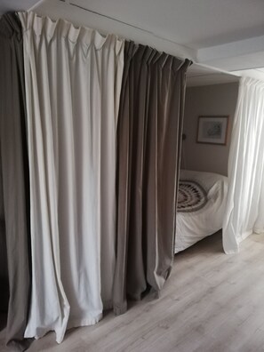 2 Schlafzimmer, Schreibtisch, Bügeleisen/Bügelbrett, Reisekinderbett