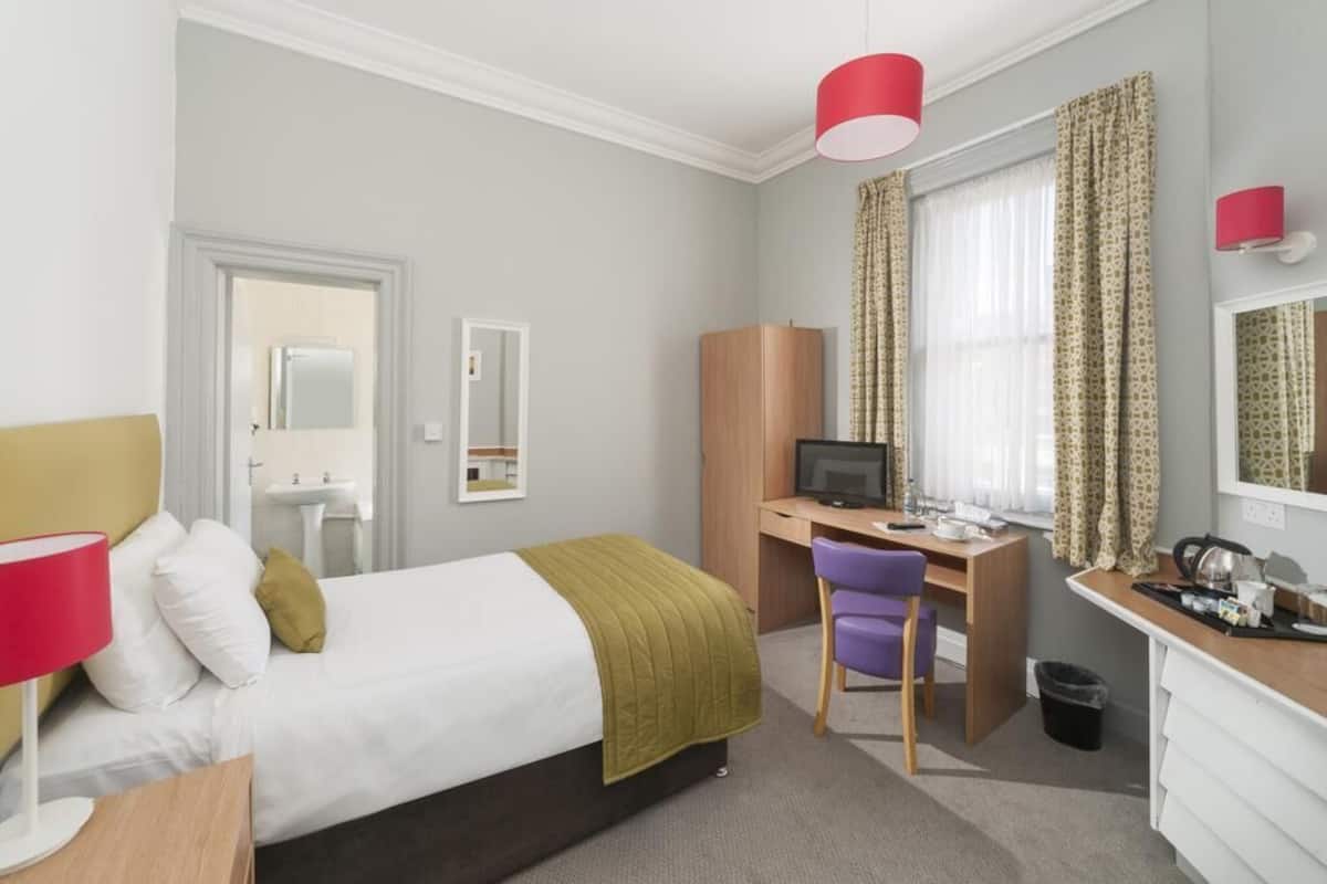 Standard Single Room | Iron/ironing board, WiFi (free), bed sheets