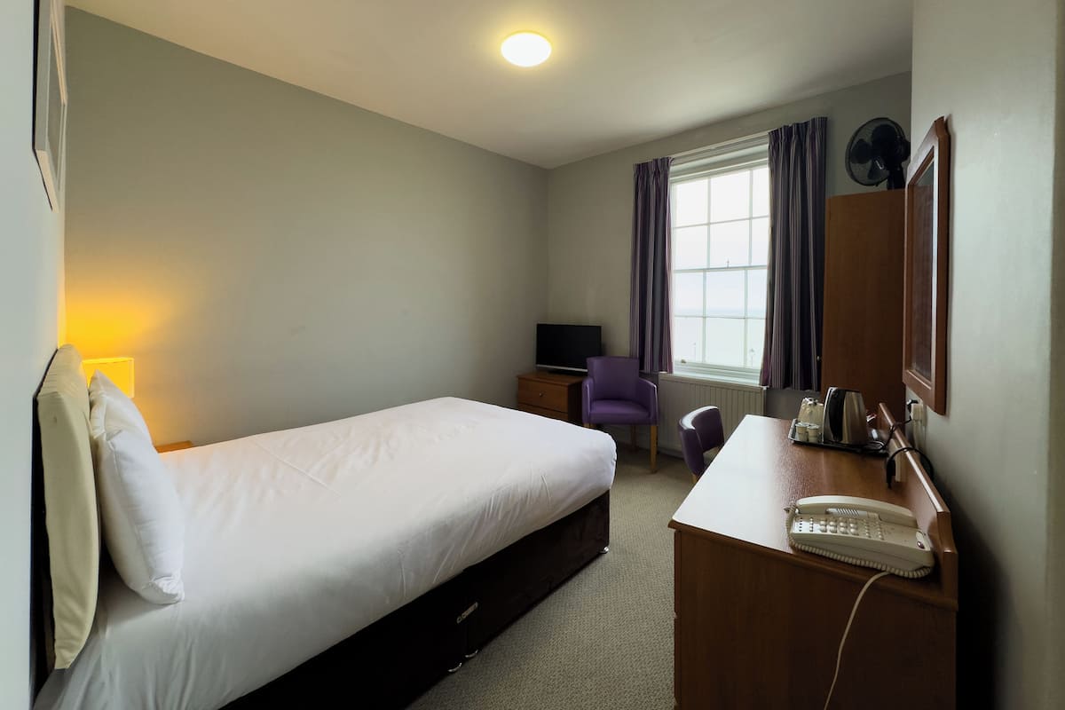 Cosy Double Room With Sea View | Free WiFi, bed sheets