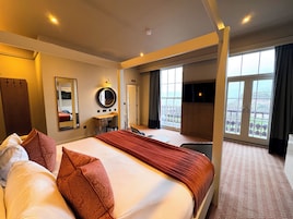 Desk, free WiFi, bed sheets