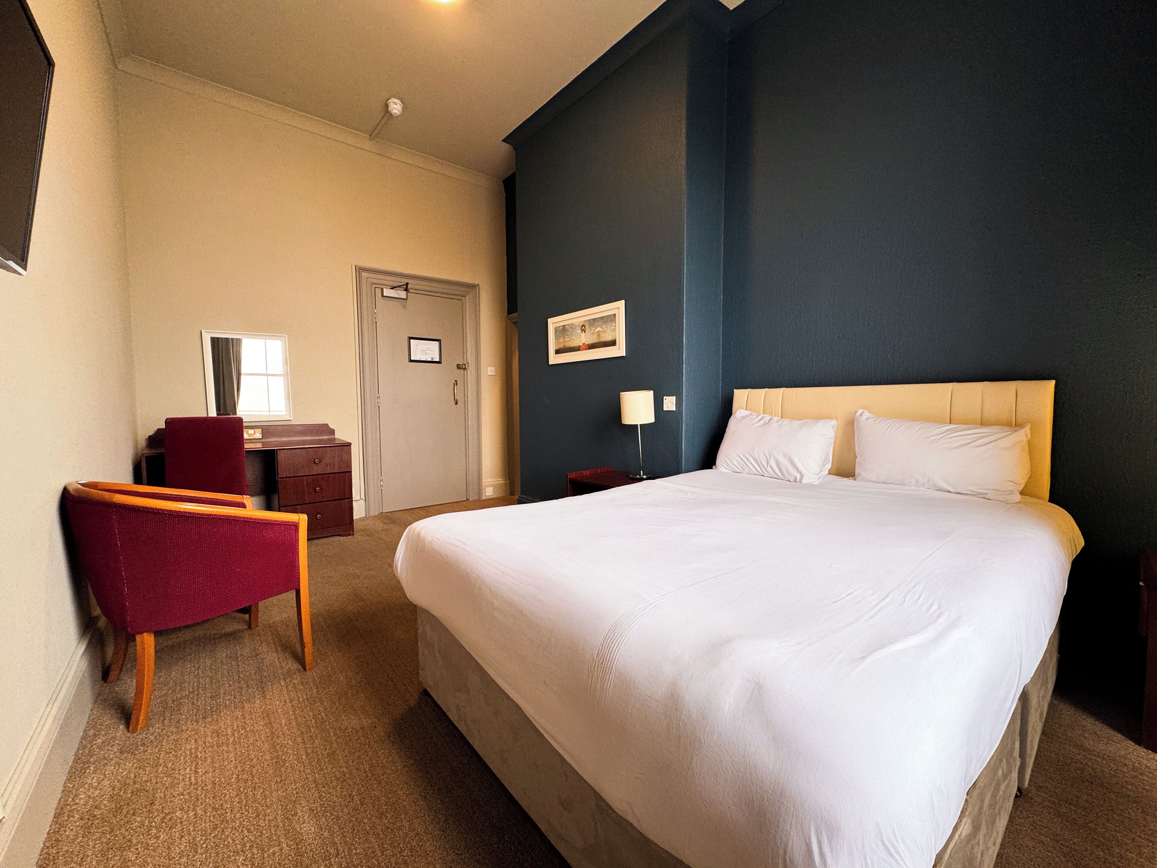 Cosy Double Room With Sea View | Desk, free WiFi, bed sheets