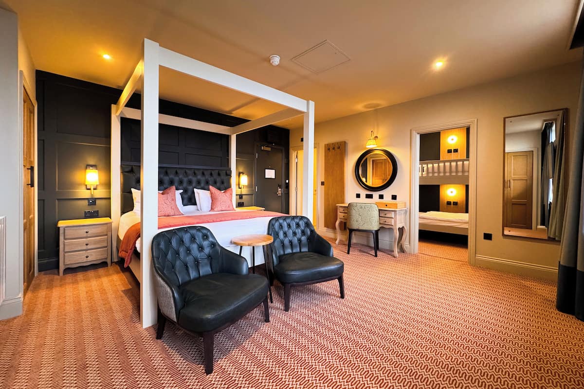 Family Room | Desk, free WiFi, bed sheets