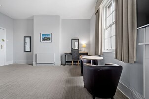 Escritorio, wifi gratis y ropa de cama 