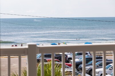 Sea Watch @ Pavilion Watch - Ocean Views ~ Close to Town!