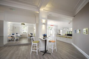 Petit déjeuner (10 GBP par personne)