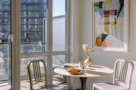 1 habitación, muebles diferentes y espacio para trabajar con laptop