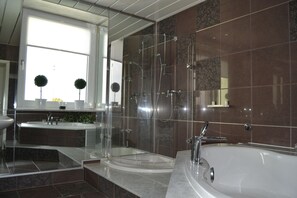 Baignoire, sèche-cheveux, bidet, serviettes fournies