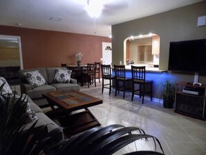 Smart TV, table football, ping pong - Sunlight Retreat - 2.5 Acres, Pool, Spa, Desert (Twentynine Palms)