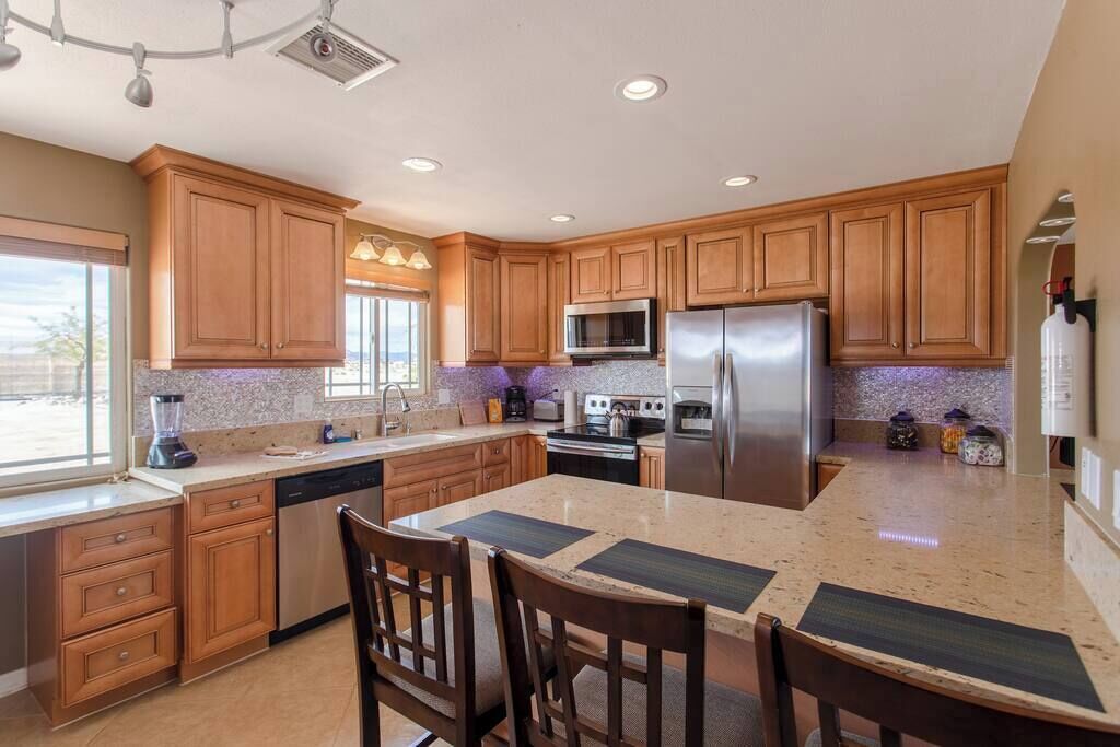 Køleskab, mikrobølgeovn, ovn, kogeplade