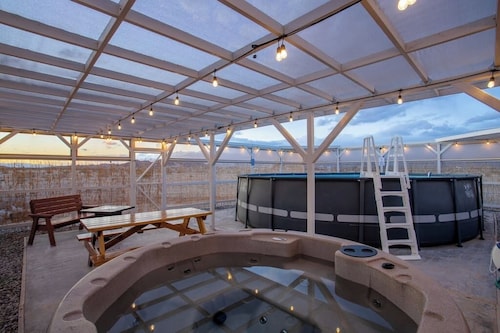 Sunlight Retreat - 2.5 Acres, Pool, Spa, Desert