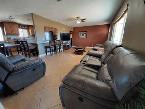 Smart TV, pebolim, mesa de pingue-pongue