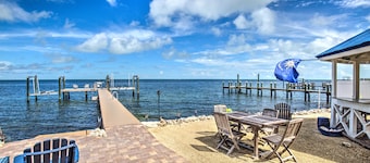 OCEANFRONT POOL HOUSE WITH 5 BEDROOM 3 BATH, SLEEPS 12 GUESTS.