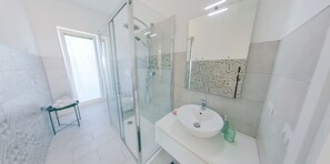 Haartrockner, Handtücher, Seife, Toilettenpapier