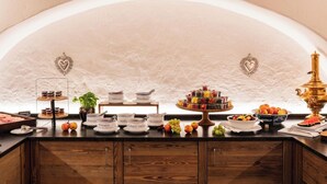 A breakfast buffet with various food items and a decorative centerpiece. - Landsitz Romerhof (Kitzbühel)