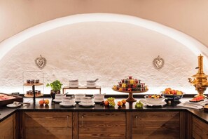 Ein reichhaltiges Frühstücksbuffet mit verschiedenen Speisen und einem dekorativen Mittelstück.