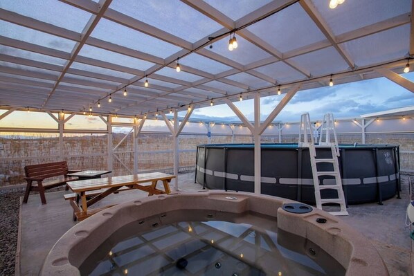 Outdoor spa tub
