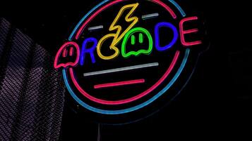 Une enseigne au néon avec le mot « ORCHIDÉE » écrit en lettres lumineuses de différentes couleurs.