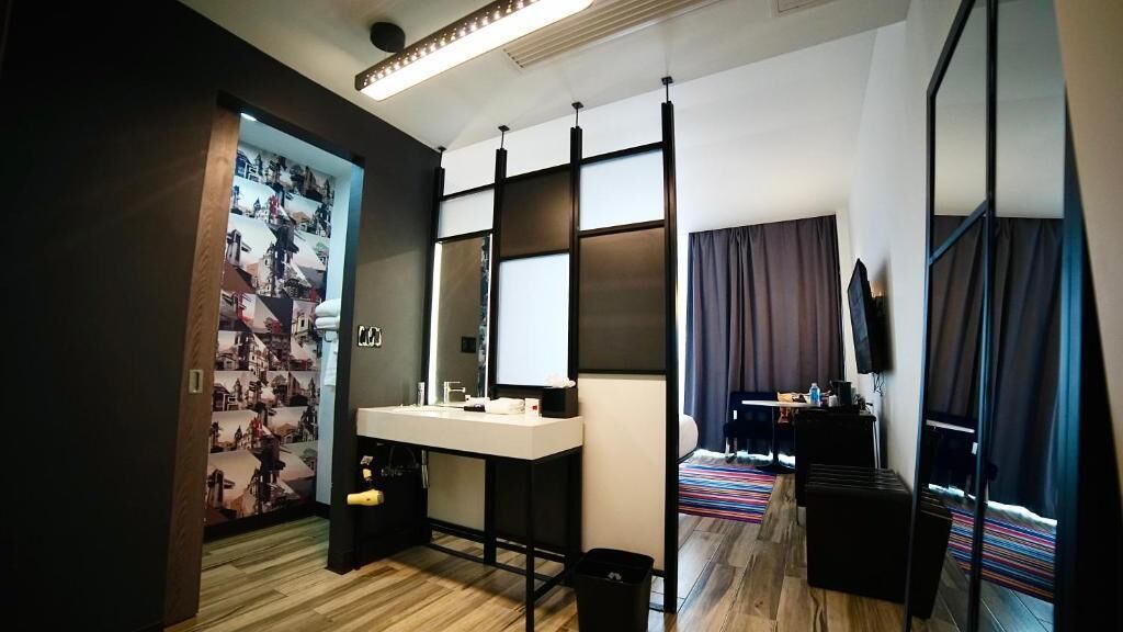 aloft, room, 1 queen bed, non smoking | 1 bedroom, in-room safe, individually decorated, individually furnished