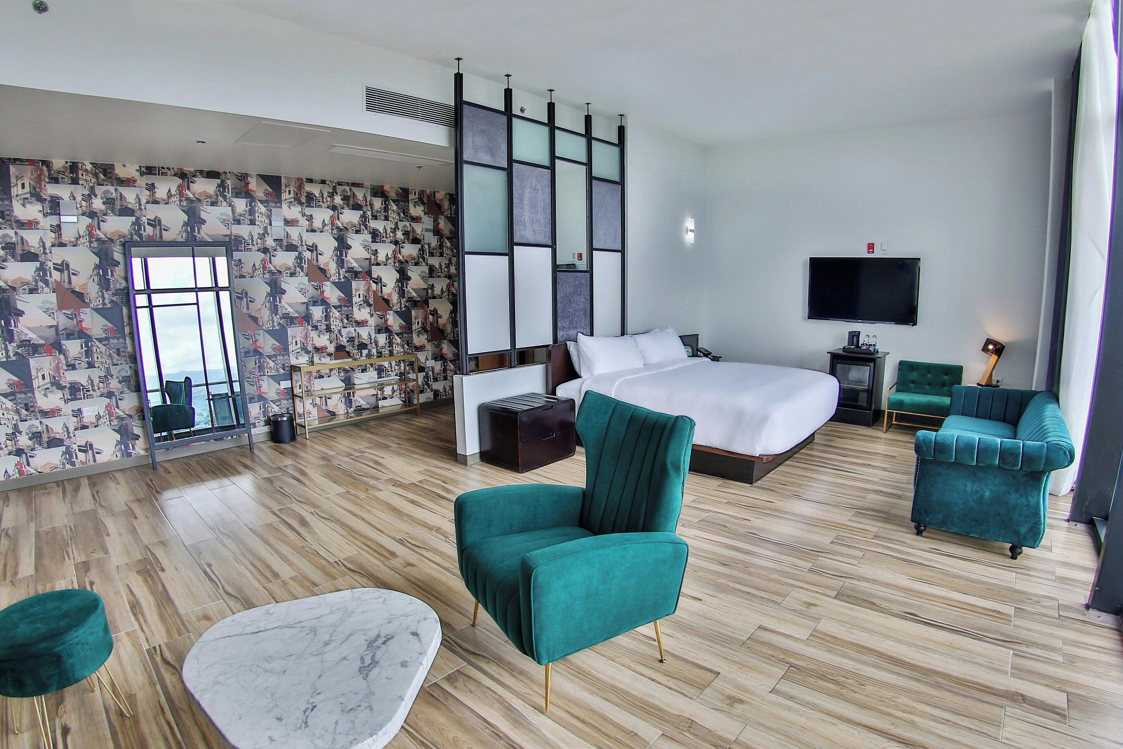 Suite Panoramique, 1 très grand lit, balcon (Urban) | Coffres-forts dans les chambres, décoration personnalisée