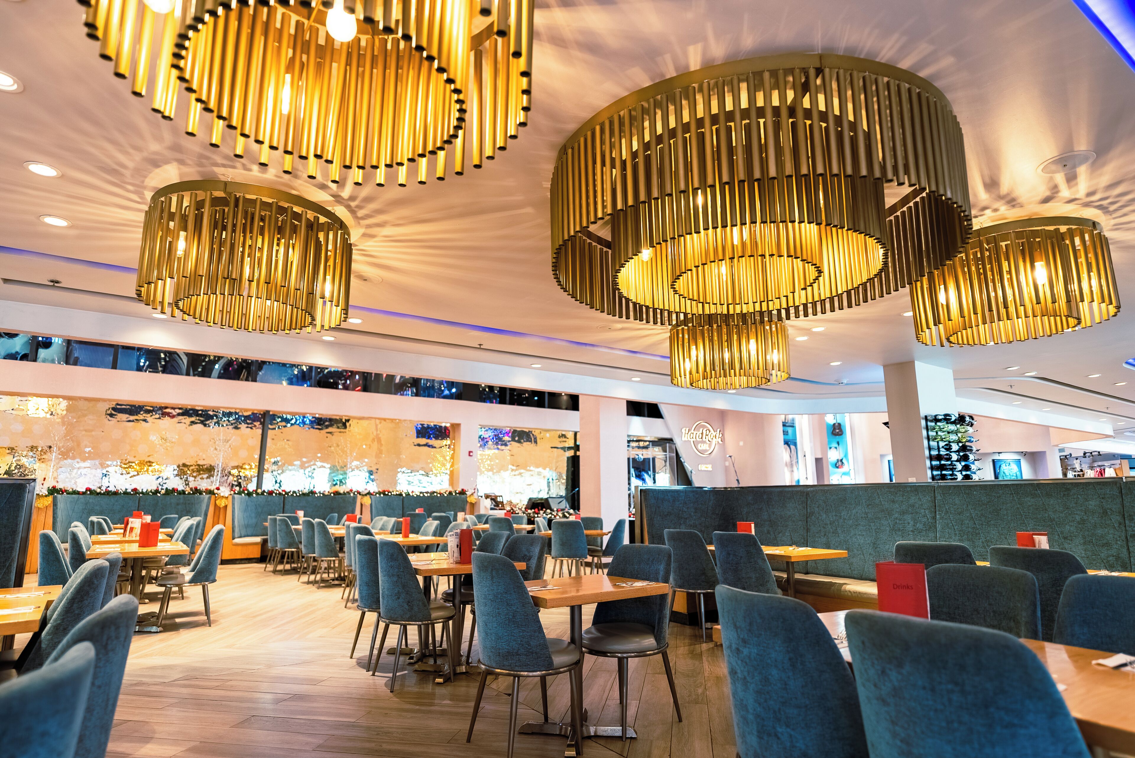 Un restaurante moderno con varias zonas de estar, incluyendo reservados y mesas.