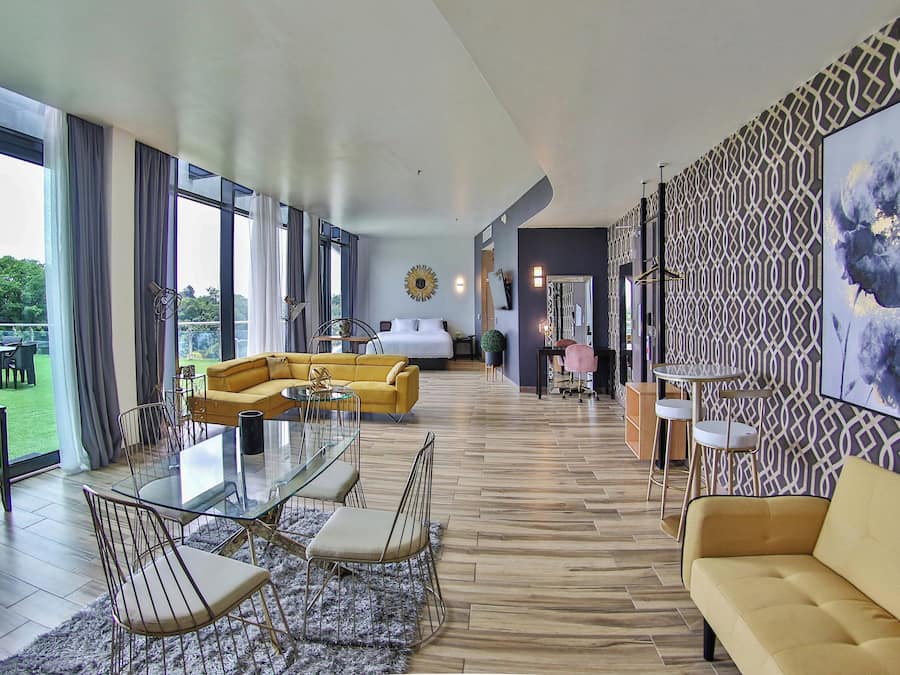 Suite, 1 habitación, terraza (Savvy) | Caja fuerte, decoración individual, mobiliario individual