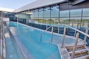 2 outdoor pools