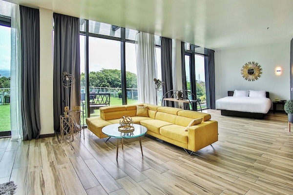 Suíte, 1 quarto, terraço (Savvy) | Cofres nos quartos, individualmente decorados