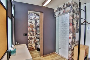 Douche, articles de toilette gratuits, sèche-cheveux, peignoirs