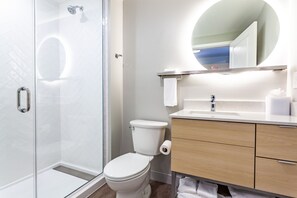 Combined shower/tub, hair dryer, towels - TownePlace Suites by Marriott Raleigh-University Area (Raleigh)