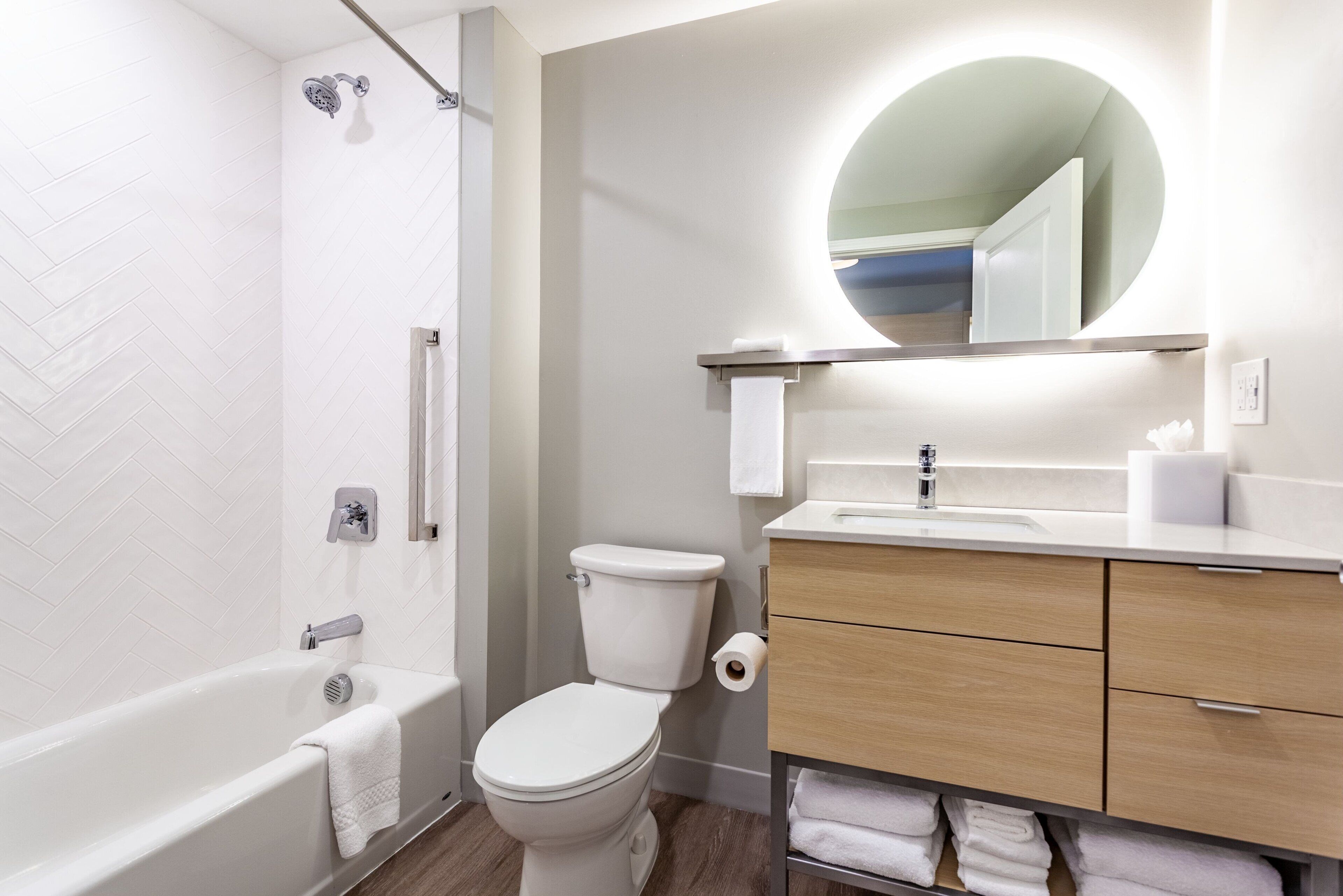 combined shower/bathtub, hair dryer, towels