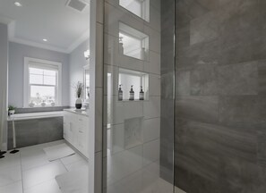 Badewanne, Haartrockner, Handtücher