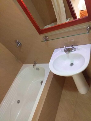 淋浴/浴缸二合一、毛巾、肥皂、洗髮精