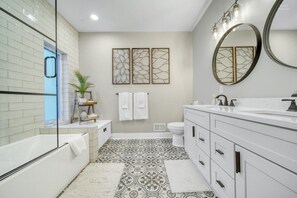 Combined shower/bathtub, hair dryer, towels, soap - High-End Modern Farmhouse Relaxation in Saugatuck - Close to Downtown (Saugatuck)