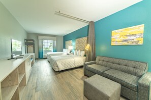Suite, varias camas, cocineta | 1 habitación, edredón, escritorio y cunas 